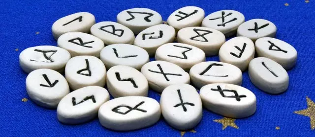 Free Rune Readings: how to read the runes